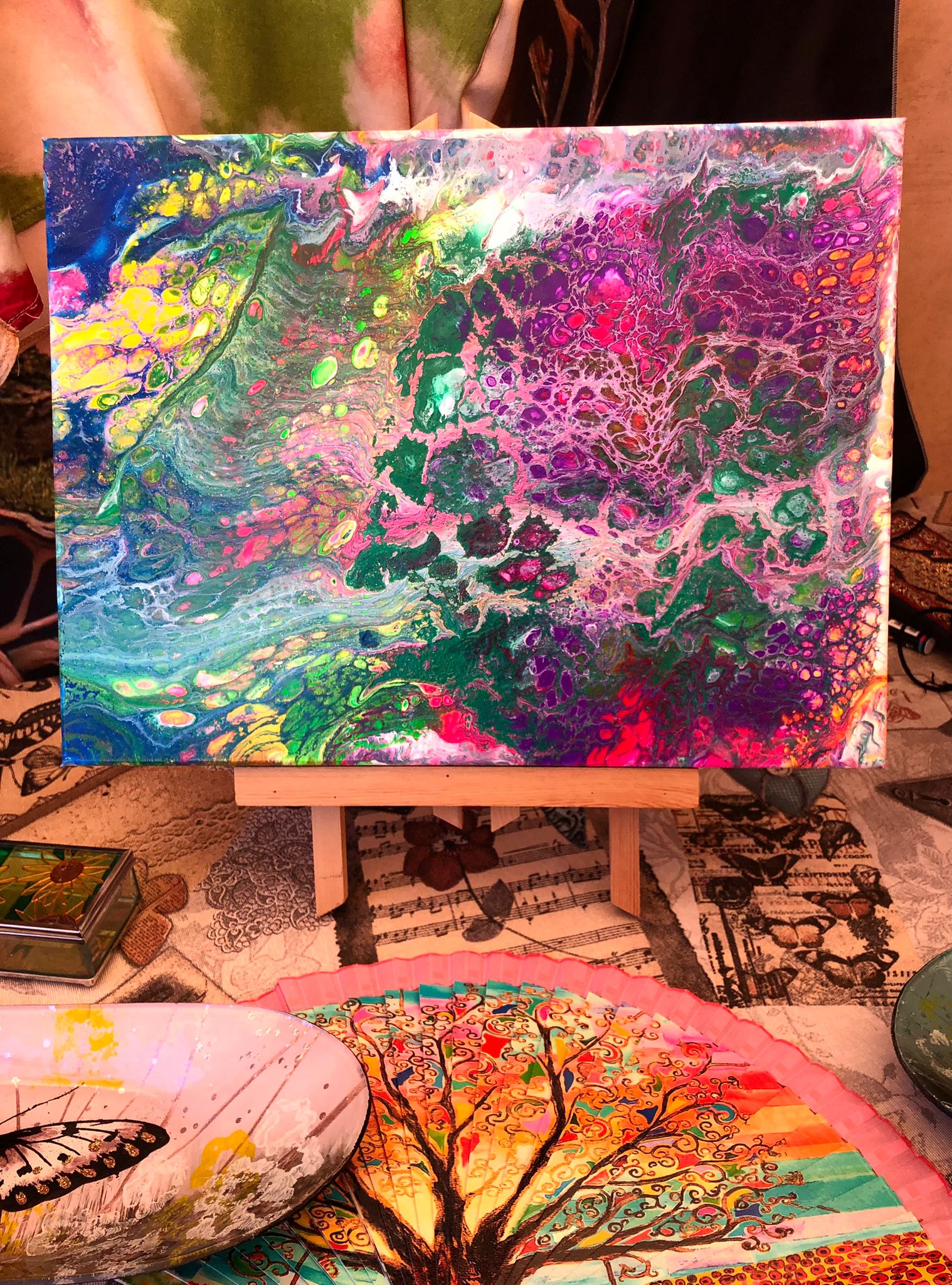 Cuadro pouring art rosas, verdes y azules