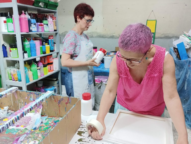 Esther y Patri preparando un cuadro