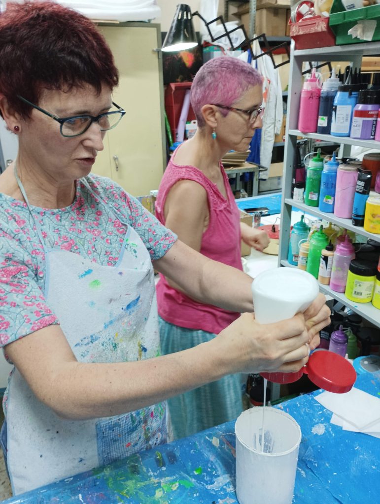 Esther y Patri eligiendo colores