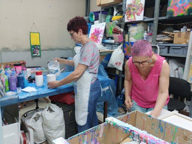 Esther y Patri en el taller